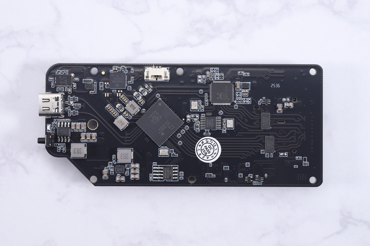 従来モデルとは異なる基板レイアウトを採用しているようだ
