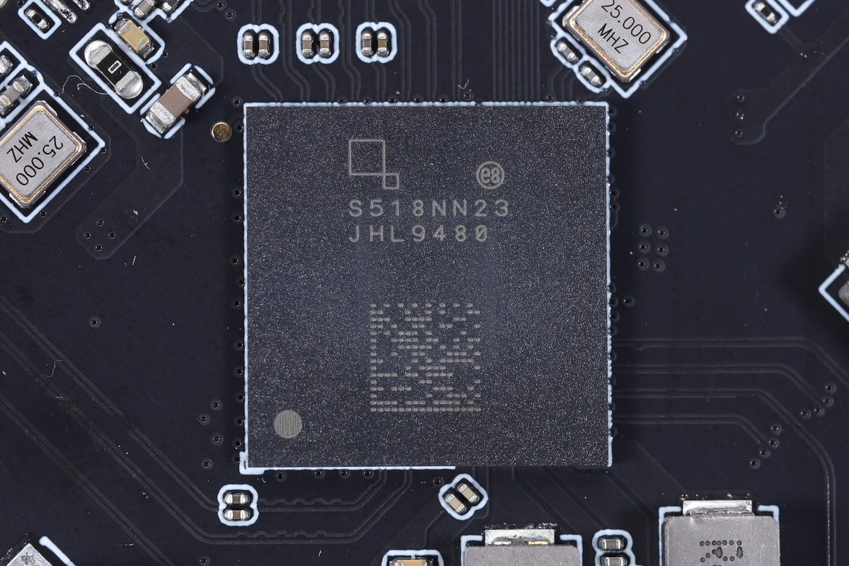 IntelのThunderbolt 5コントローラ「JHL9480」。改良版のB2チップを採用しているとのことだが、外観的には区別がつかない