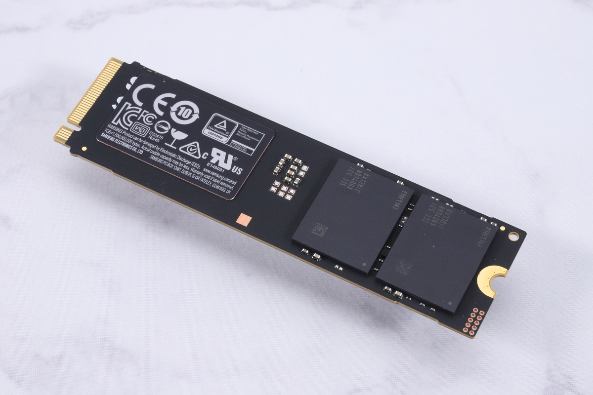 8TBの大容量を実現するために、基板裏面にもNANDチップを配置した両面実装となっている