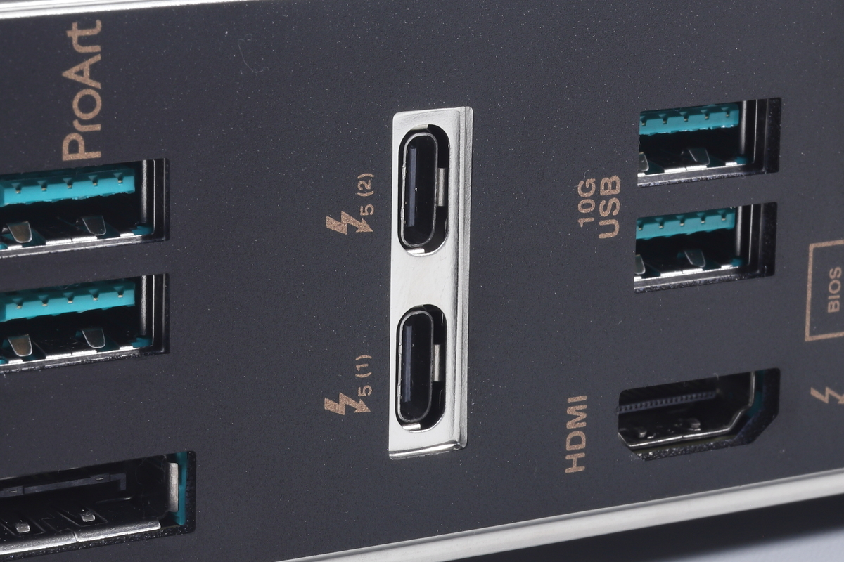 ASUS ProArt Z890-CREATOR WIFIは背面に2基のThunderbolt 5ポートを備えている
