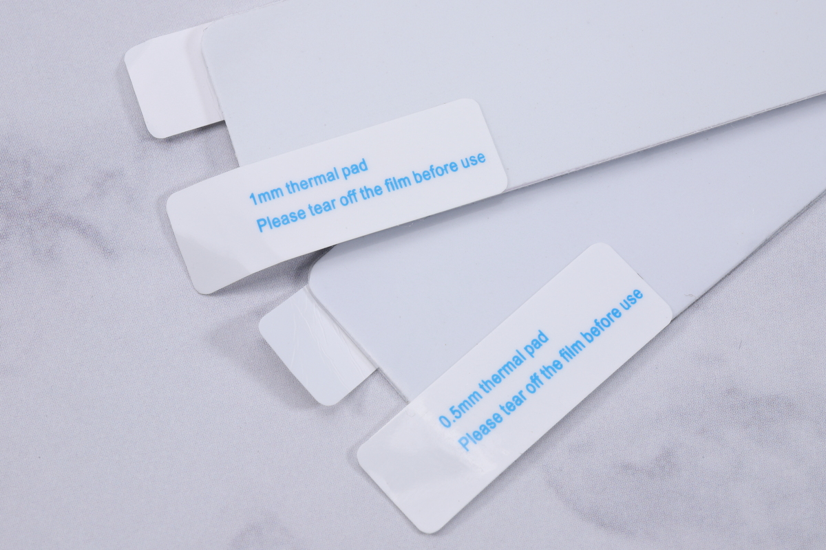 TB501Proには1.0mm厚と0.5mm厚のサーマルパッドが同梱されている