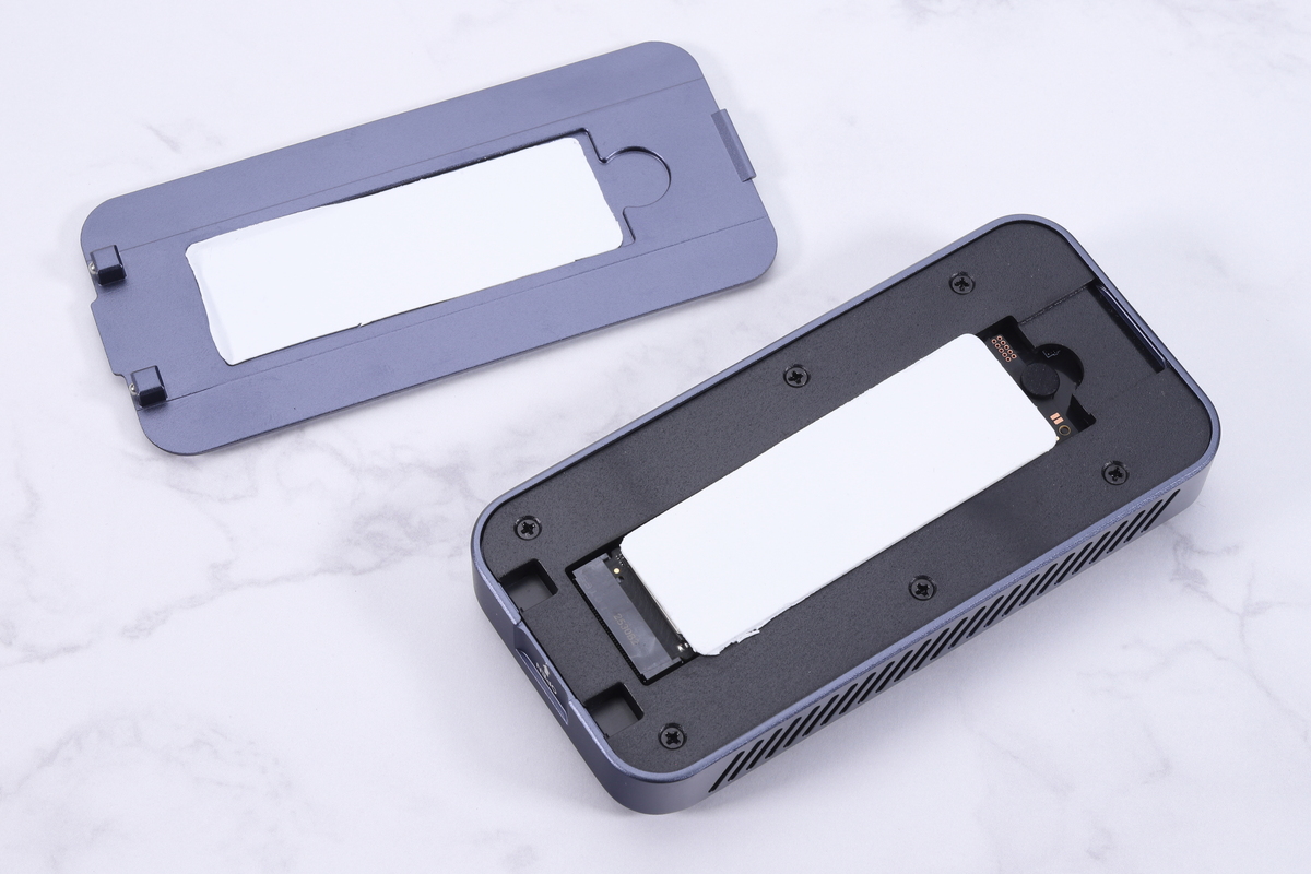 1.0mm厚のパッドをSSDに載せ、厚みが足りなければ0.5mm厚のパッドを筐体側に貼りつけて重ね貼りする