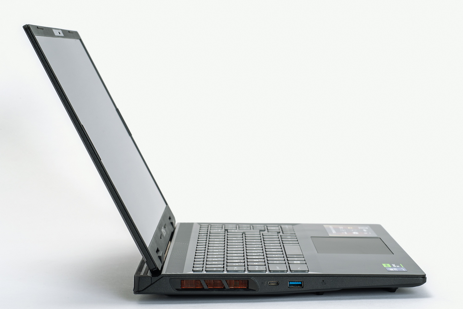 液晶パネルを開いた状態の左右側面。本体のサイズは、359×266.4×27.9mm、重量は約2.5kg。16型パネル搭載ノートなのでフットプリントは大きめだが、スリムに見えるデザインだ