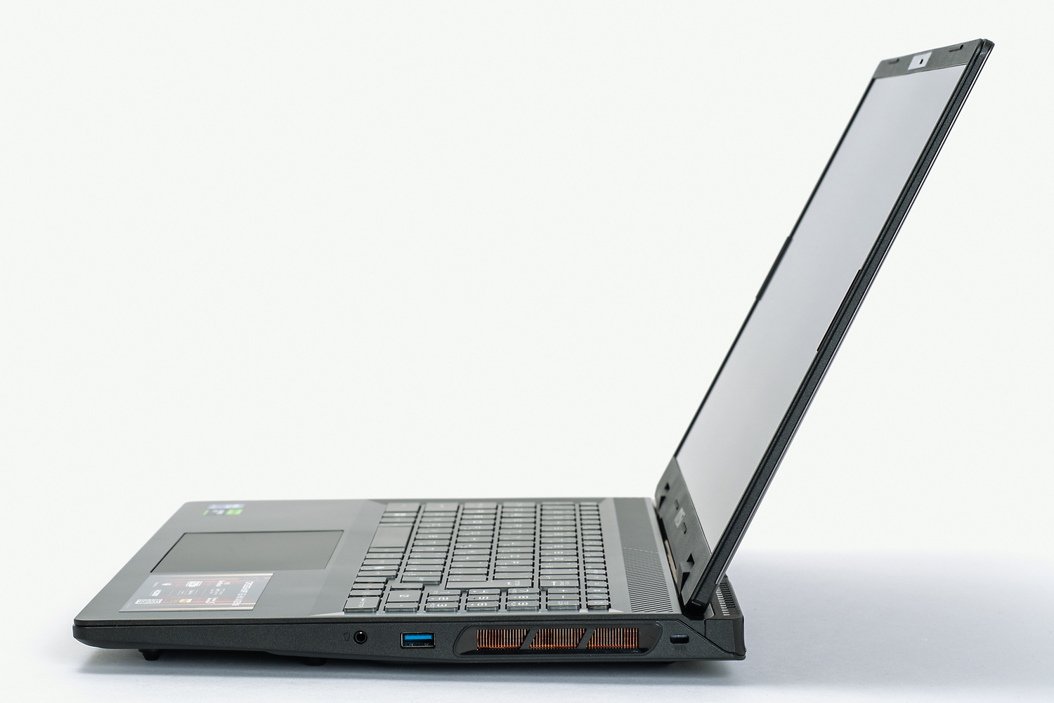 液晶パネルを開いた状態の左右側面。本体のサイズは、359×266.4×27.9mm、重量は約2.5kg。16型パネル搭載ノートなのでフットプリントは大きめだが、スリムに見えるデザインだ