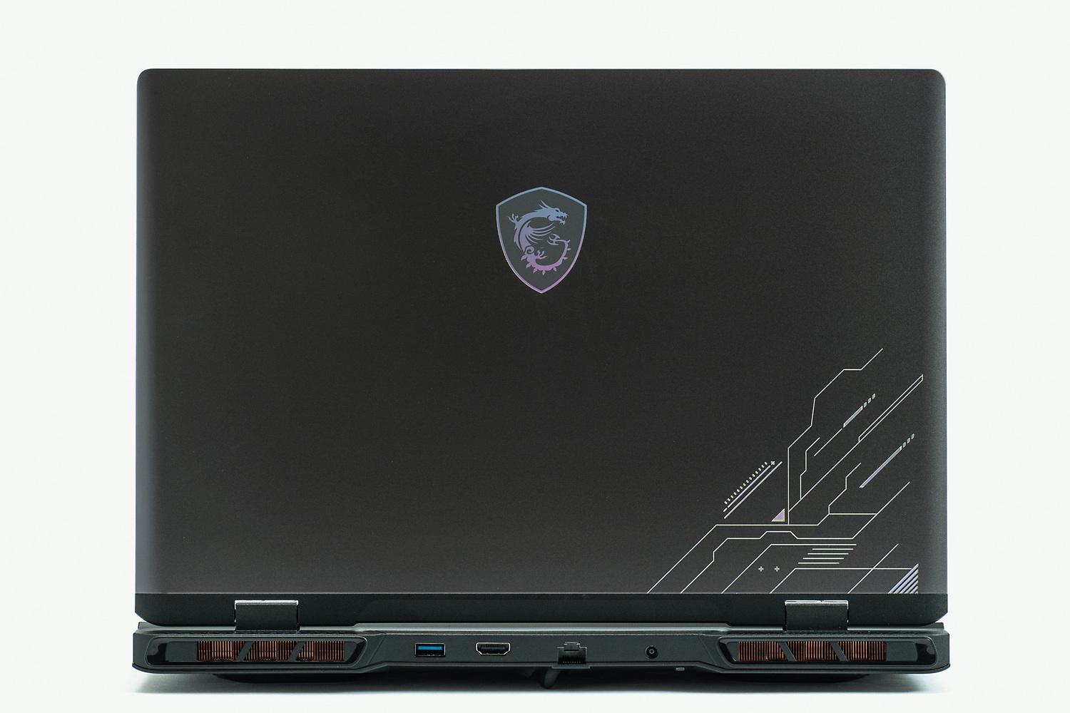 本体カバー面。MSIのドラゴンロゴ、ラインアートは光の当たり方や見る角度で色が変化する。主張しすぎないシンプルなカッコよさ