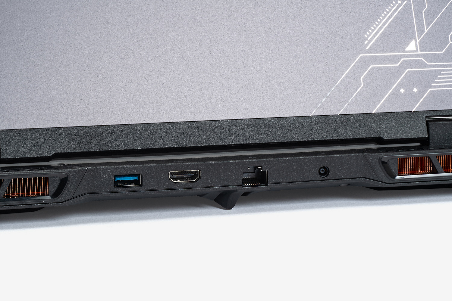 背面にUSB 5Gbps、HDMI出力、1000BASE-Tの有線LANを備える