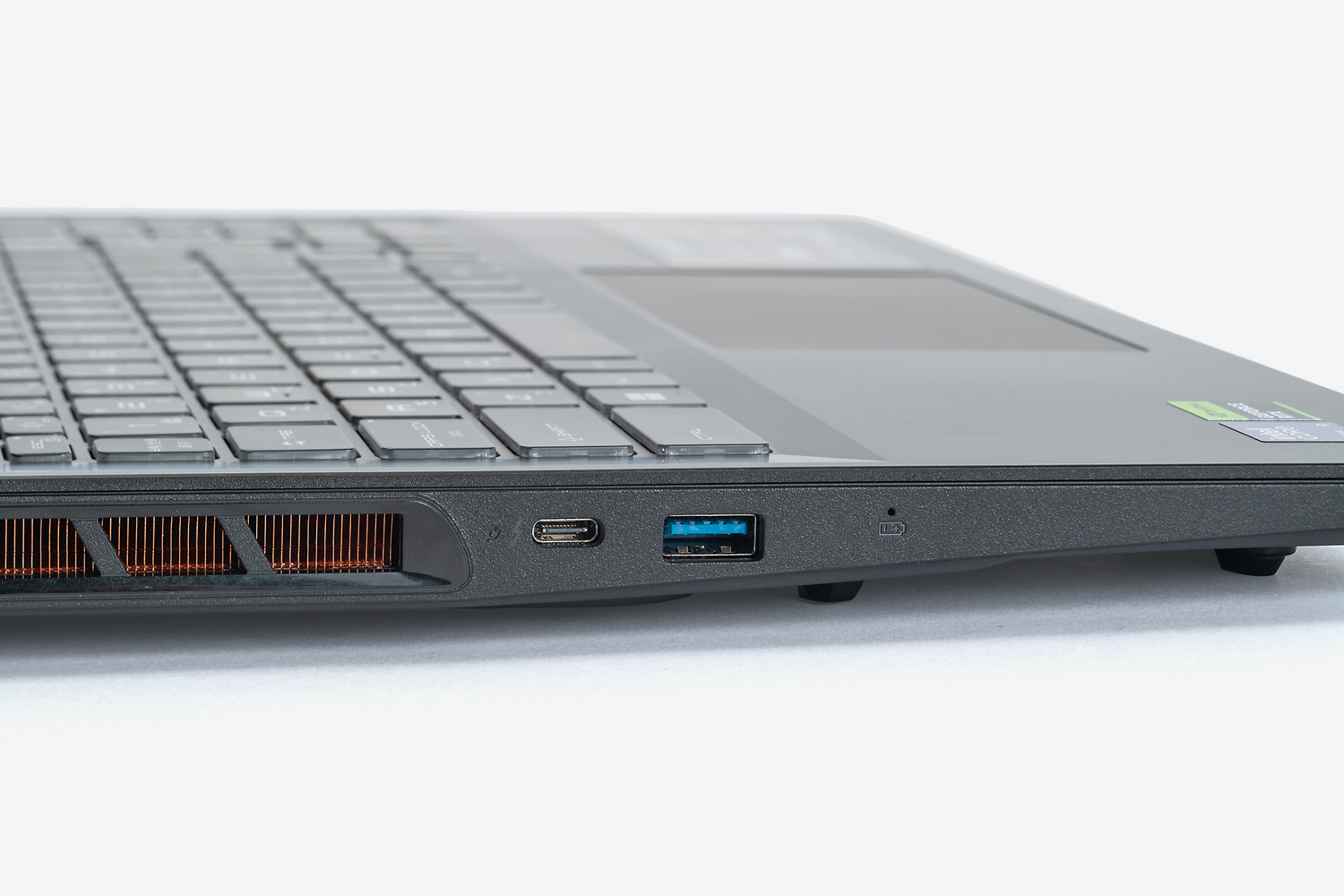 左側面にはThunderbolt 4×1、USB 5Gbpsを配置