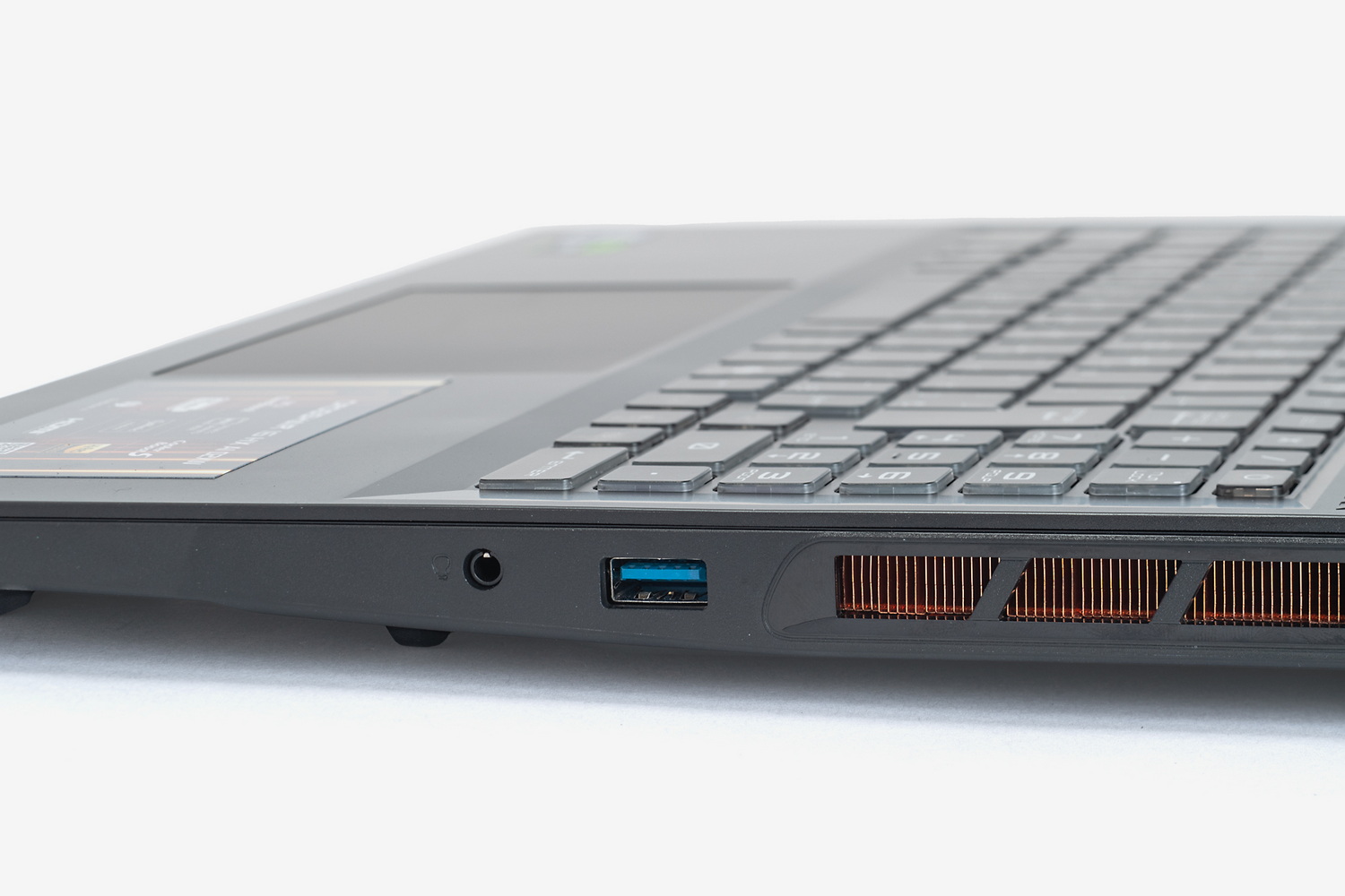 右側面にはUSB 5Gbps、ヘッドセット端子を配置