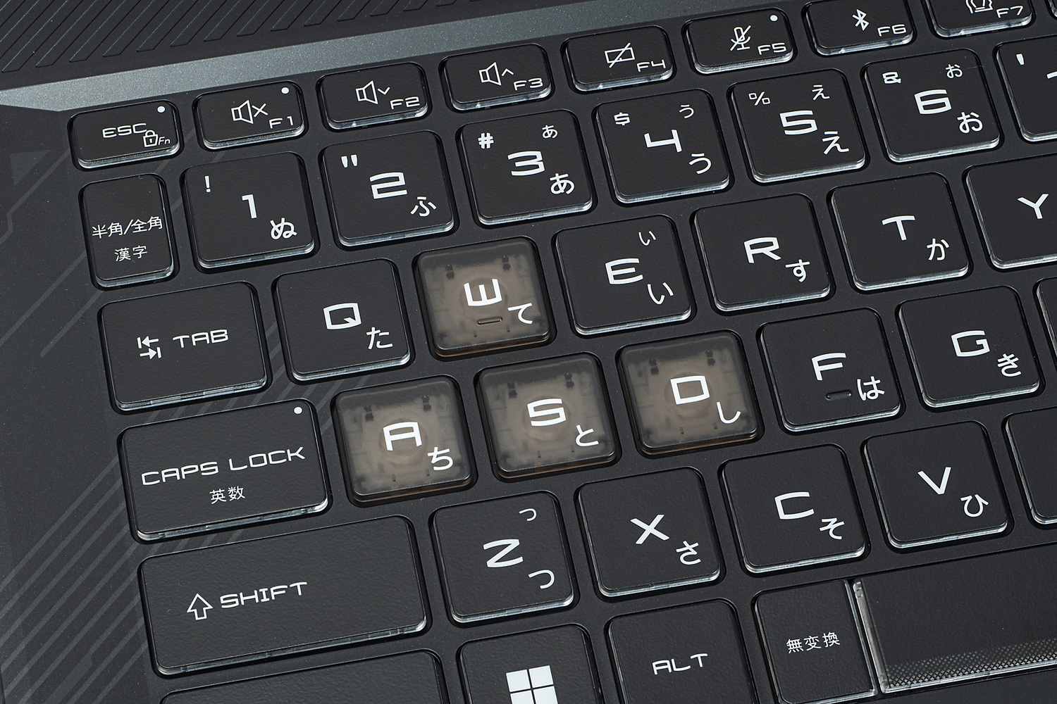 WASDキーはスケルトン仕様。カーソルキーは矢印部分が透過デザインだ