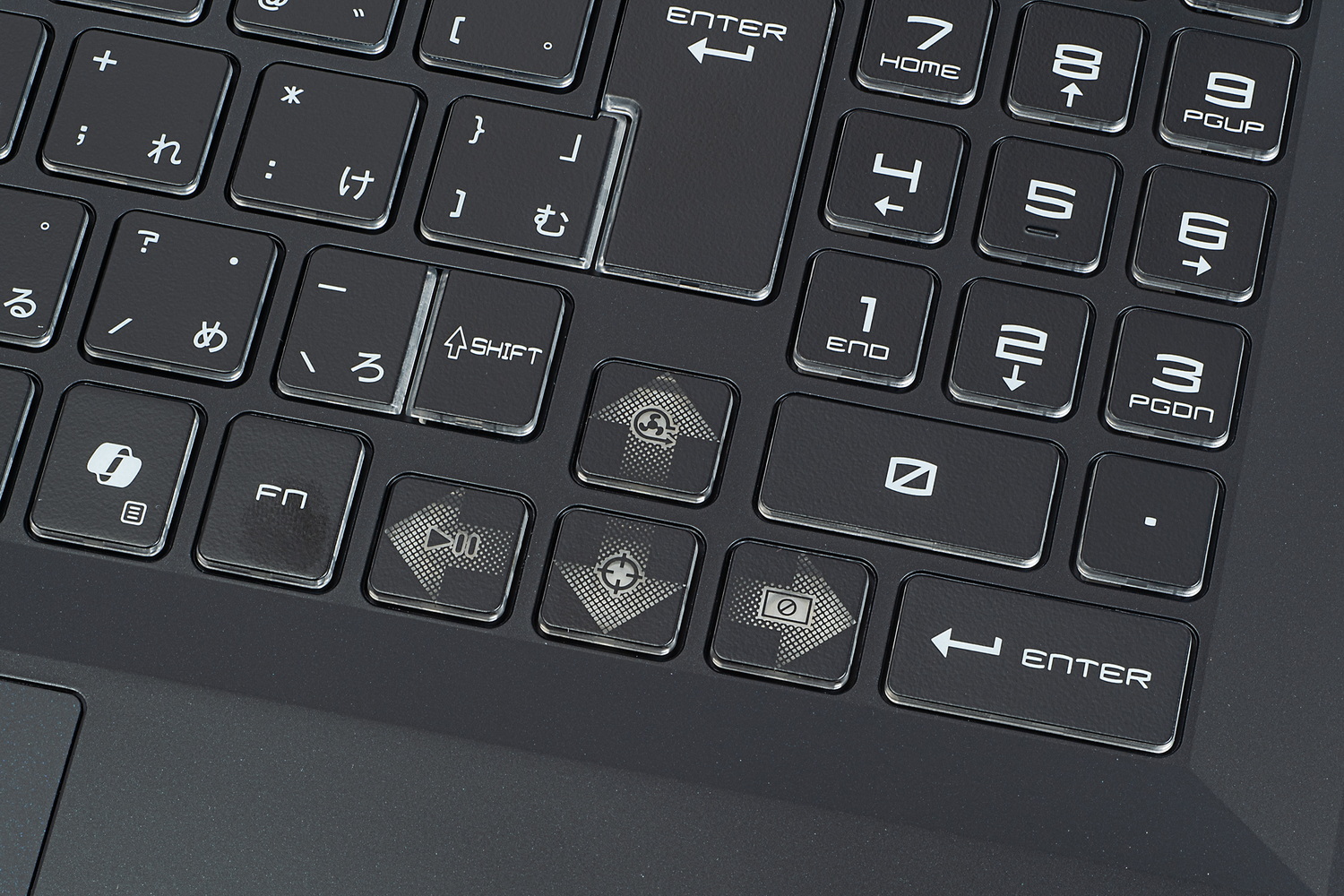 WASDキーはスケルトン仕様。カーソルキーは矢印部分が透過デザインだ