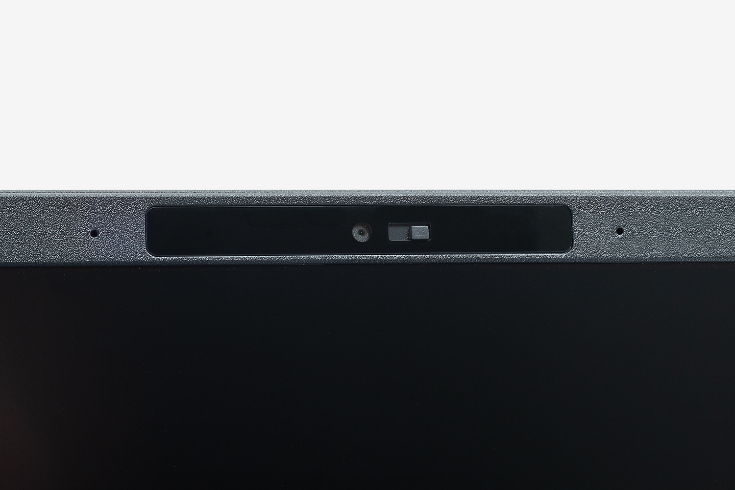 上部には92万画素のWebカメラとマイクを搭載。物理シャッターも備える