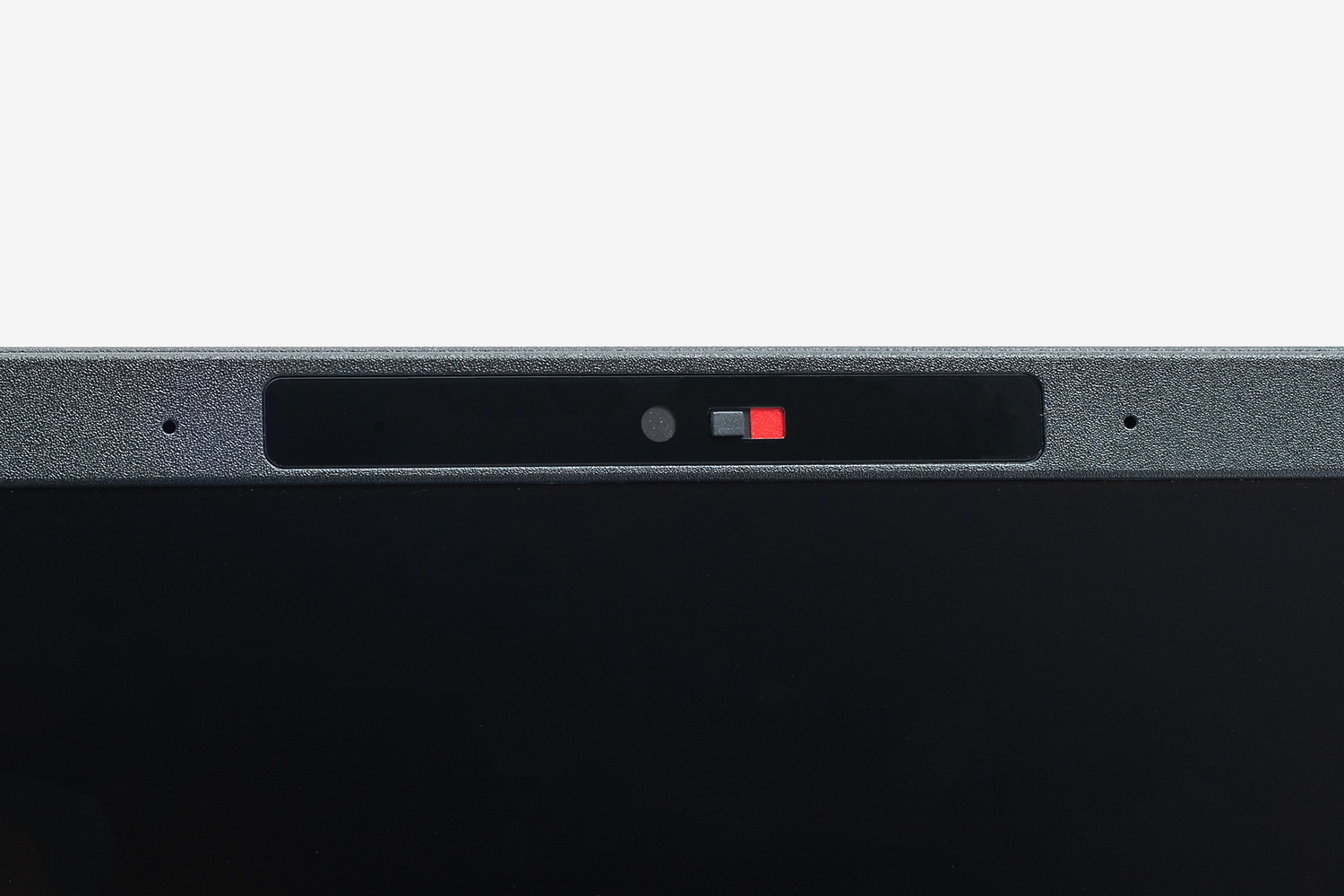 上部には92万画素のWebカメラとマイクを搭載。物理シャッターも備える