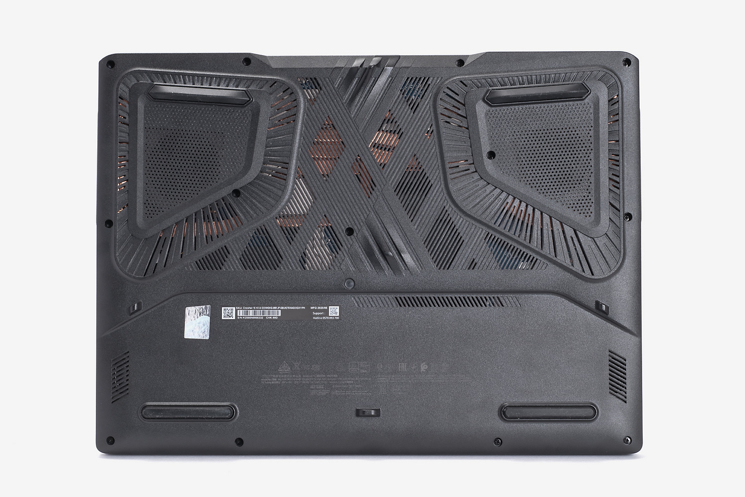 本体底面。冷却機構「Cooler Boost 5」を構成する2基の大型ファンと5本のヒートパイプの一部がスリット越しに見える。底面から吸気して両側面、背面から排気する構造だ