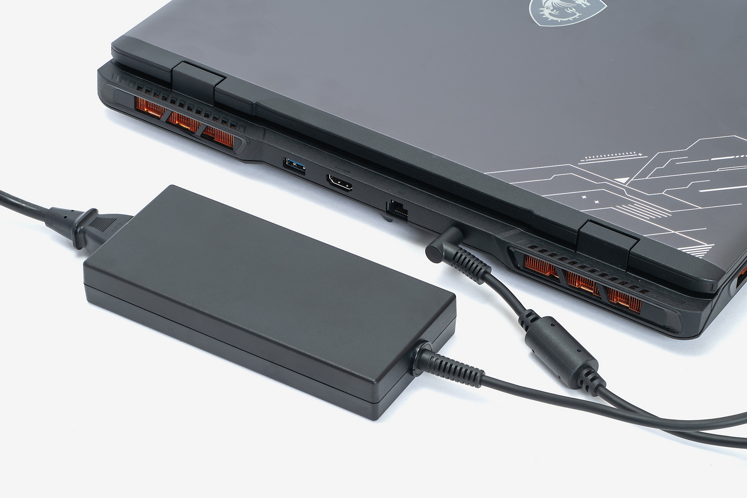 ACアダプターは240W出力だけにサイズは大きめ