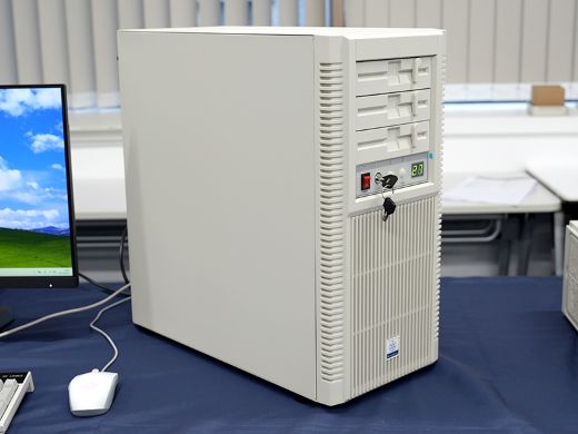 SilverStone FLP02 レトロPCケース Silverstone's retro PC FLP02 case launches — throw-back 5.25-inch