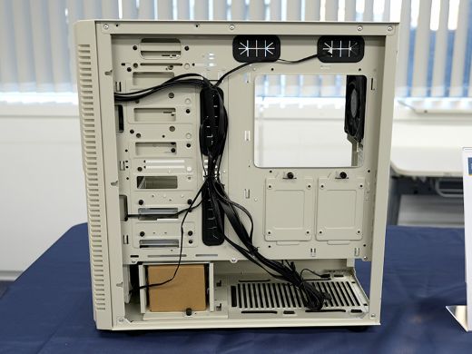 SilverStoneの“90年代風タワー型ケース”「FLP02」が発売、5インチベイ