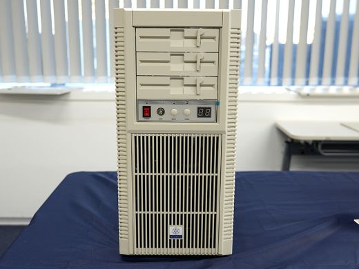 SilverStoneの“90年代風タワー型ケース”「FLP02」が発売、5インチベイ