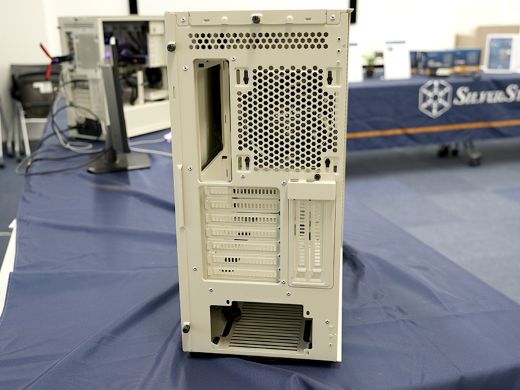 SilverStoneの“90年代風タワー型ケース”「FLP02」が発売、5インチベイ