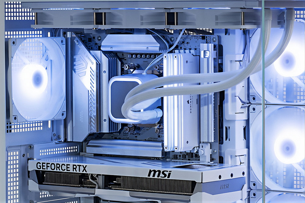 CPU付近。水冷ヘッドの制御に必要なケーブルが見えているが、ケーブル自体が細く、マザーや周囲の色に合ったホワイトなので悪目立ちはしていない