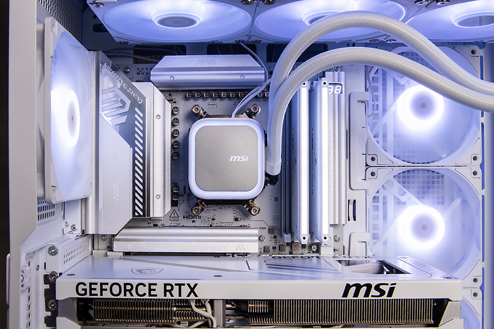 CPU付近。水冷ヘッドの制御に必要なケーブルが見えているが、ケーブル自体が細く、マザーや周囲の色に合ったホワイトなので悪目立ちはしていない