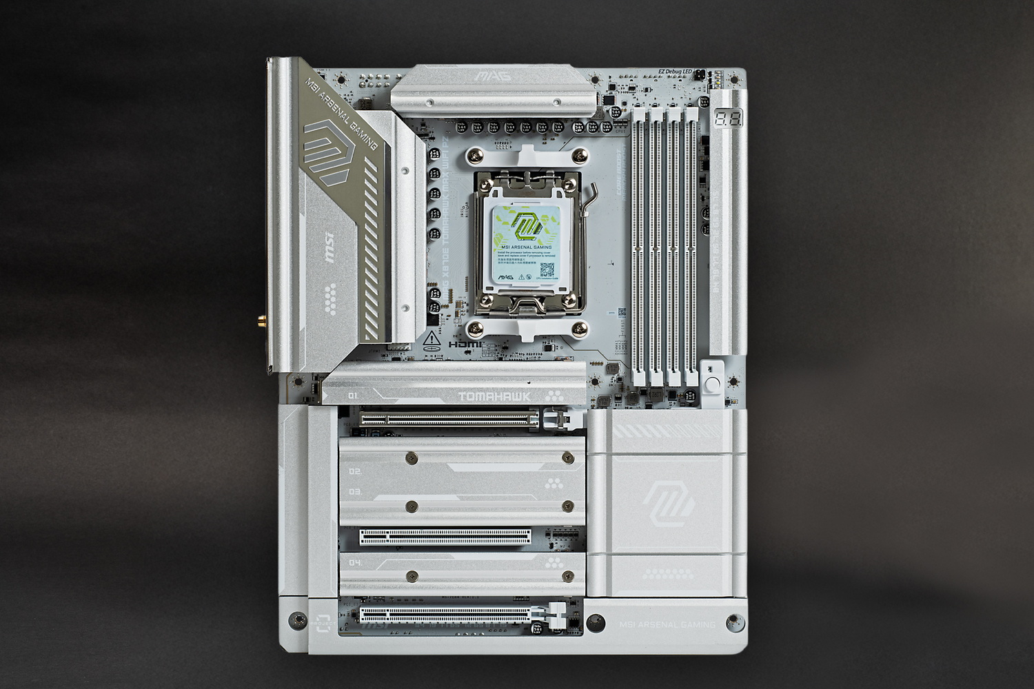 裏面コネクター対応のマザーボード<a href="https://akiba-pc.watch.impress.co.jp/docs/topic/special/2065806.html" class="n" target="_blank">「MAG X870E TOMAHAWK MAX WIFI PZ」</a>。コネクター類がほとんどないので非常にスッキリした見た目だ