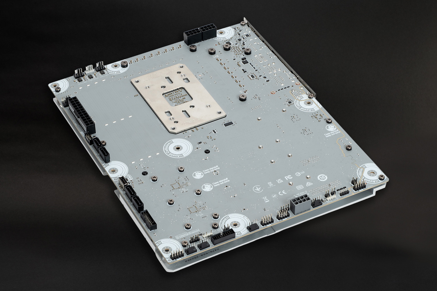 主要なコネクターがすべて裏面に配置されている。従来のマザーボードにはない構造だ