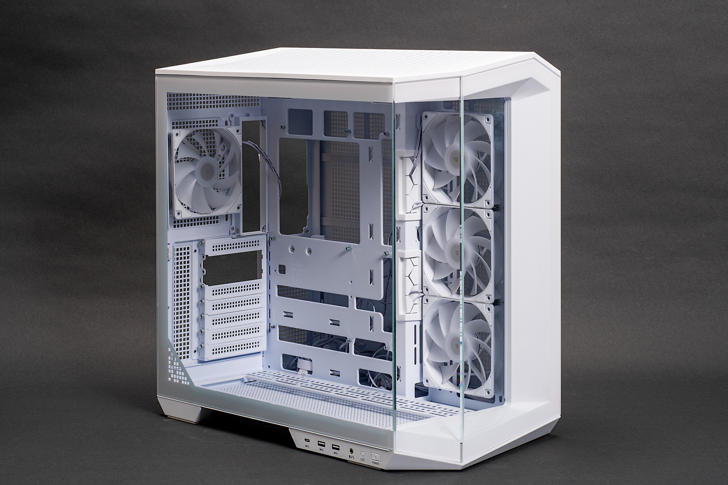 裏面コネクターマザーボードに対応したPCケース。写真は「MAG PANO 100R PZ」