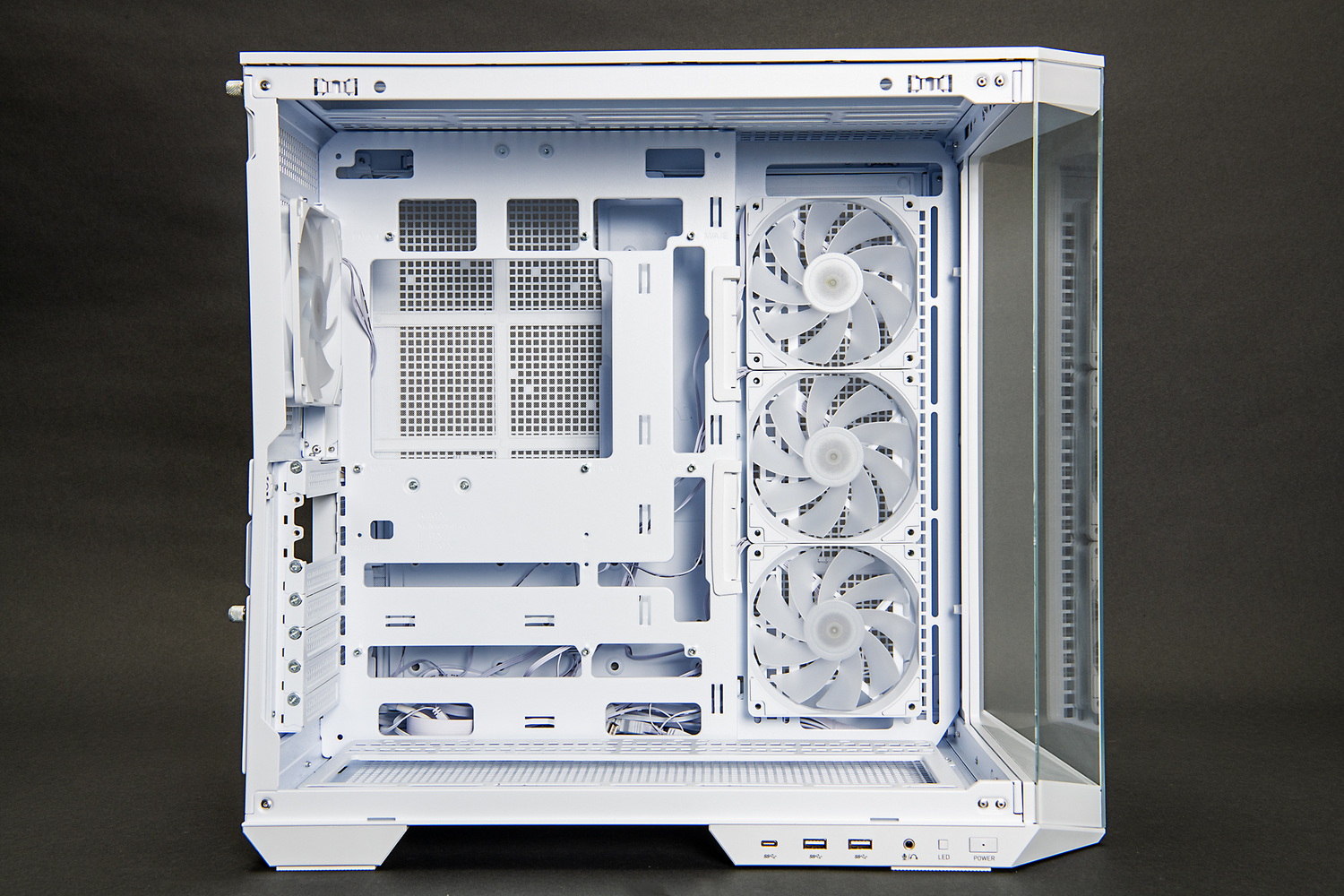 ケース側面から。裏面コネクター対応なので、マザーボードベースに開口部が多い