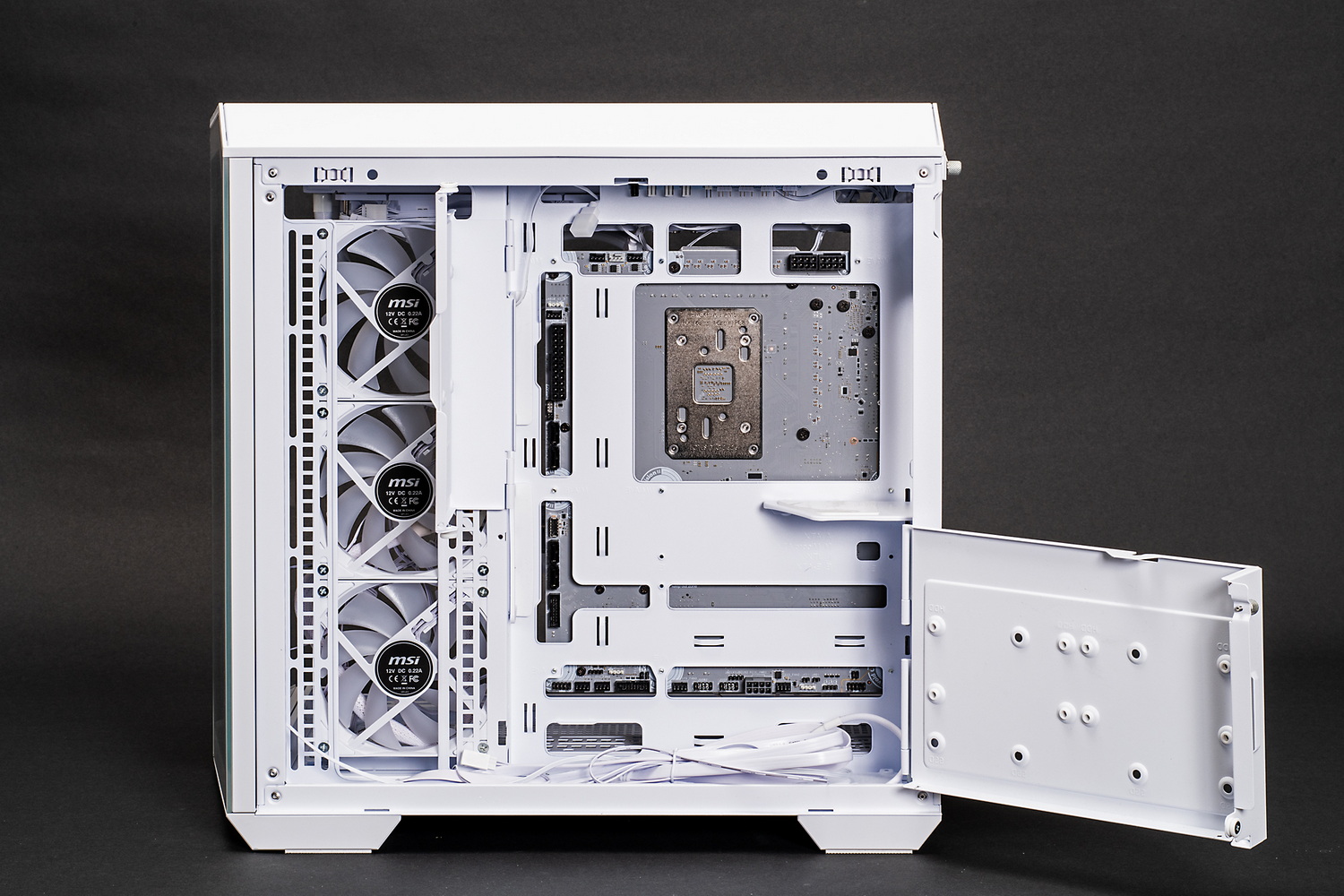 マザーボードをPCケースに組み込んだところ。すべてのコネクターに裏側からアクセスできるのが分かる