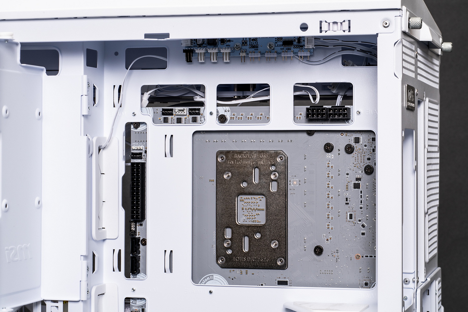 マザーボードをPCケースに組み込んだところ。すべてのコネクターに裏側からアクセスできるのが分かる