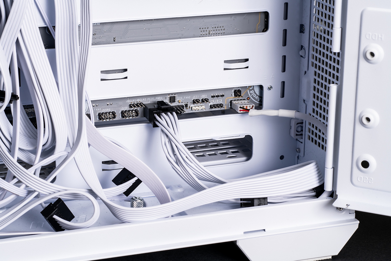 マザーボードへのケーブル接続は裏面側から行う。第2世代のPZケースであるMAG PANO 100R PZ、裏面側のスペースが深めに広がったため、従来モデルよりさらにケーブルの着脱や整理が容易になった