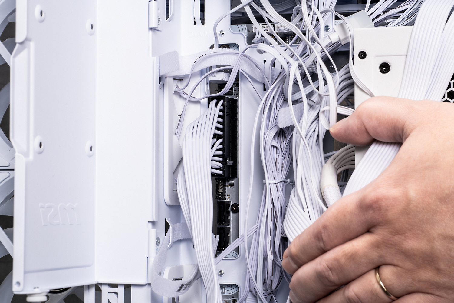 MAG PANO 100R PZはファン/LEDハブが用意されているとはいえ、LED付きファンが7基もあるとケーブル処理は大変。ただ、裏側で作業し、裏側に逃がしたケーブルを処理できるので、「表から見たときの美しさ」を最優先で作業しやすい