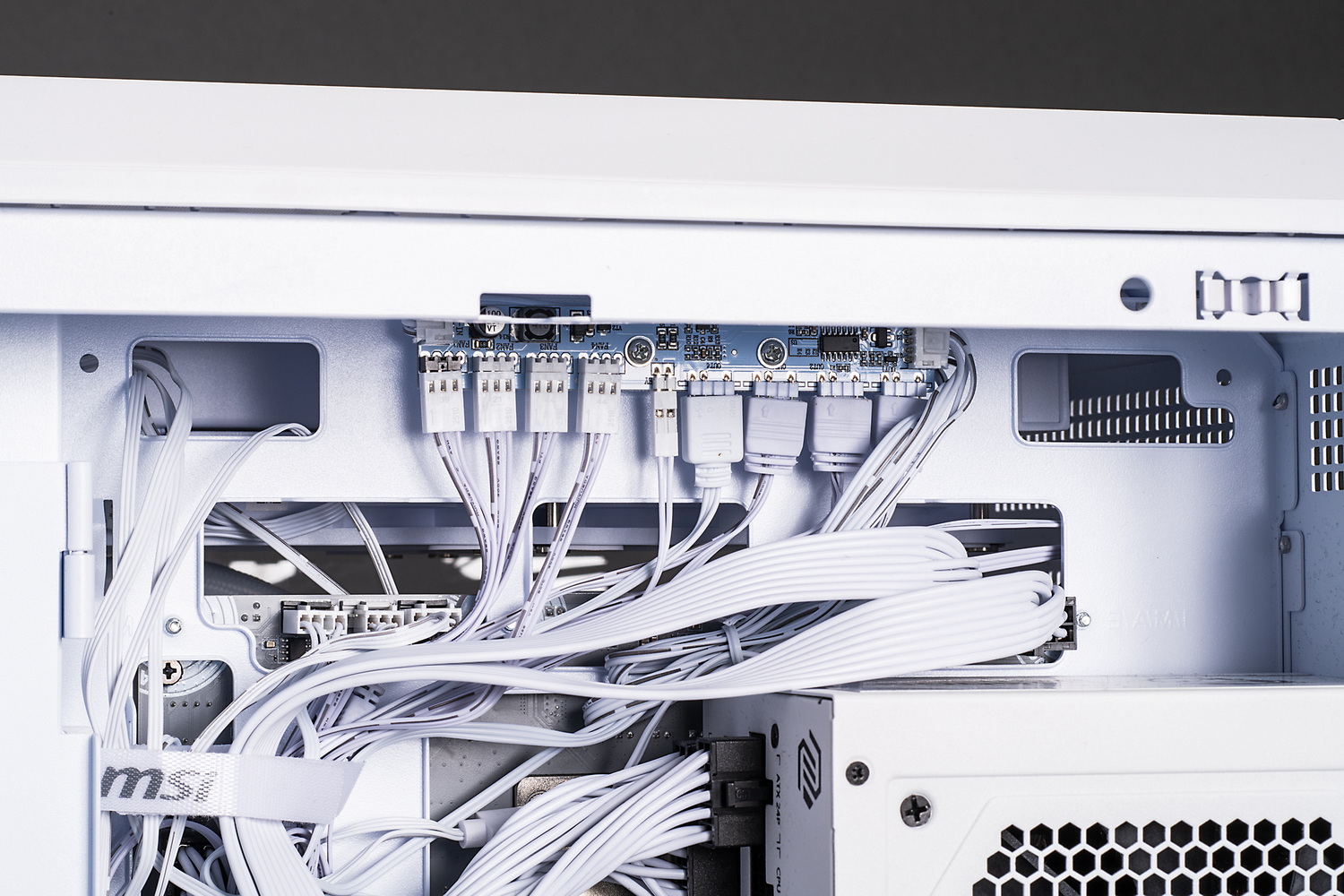 MAG PANO 100R PZはファン/LEDハブが用意されているとはいえ、LED付きファンが7基もあるとケーブル処理は大変。ただ、裏側で作業し、裏側に逃がしたケーブルを処理できるので、「表から見たときの美しさ」を最優先で作業しやすい