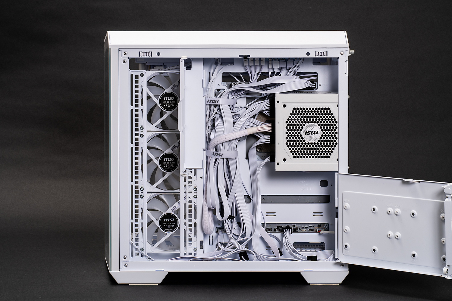 きれいにケーブルを整理し終えたところ。ケーブルの数が多くてもまとめやすい