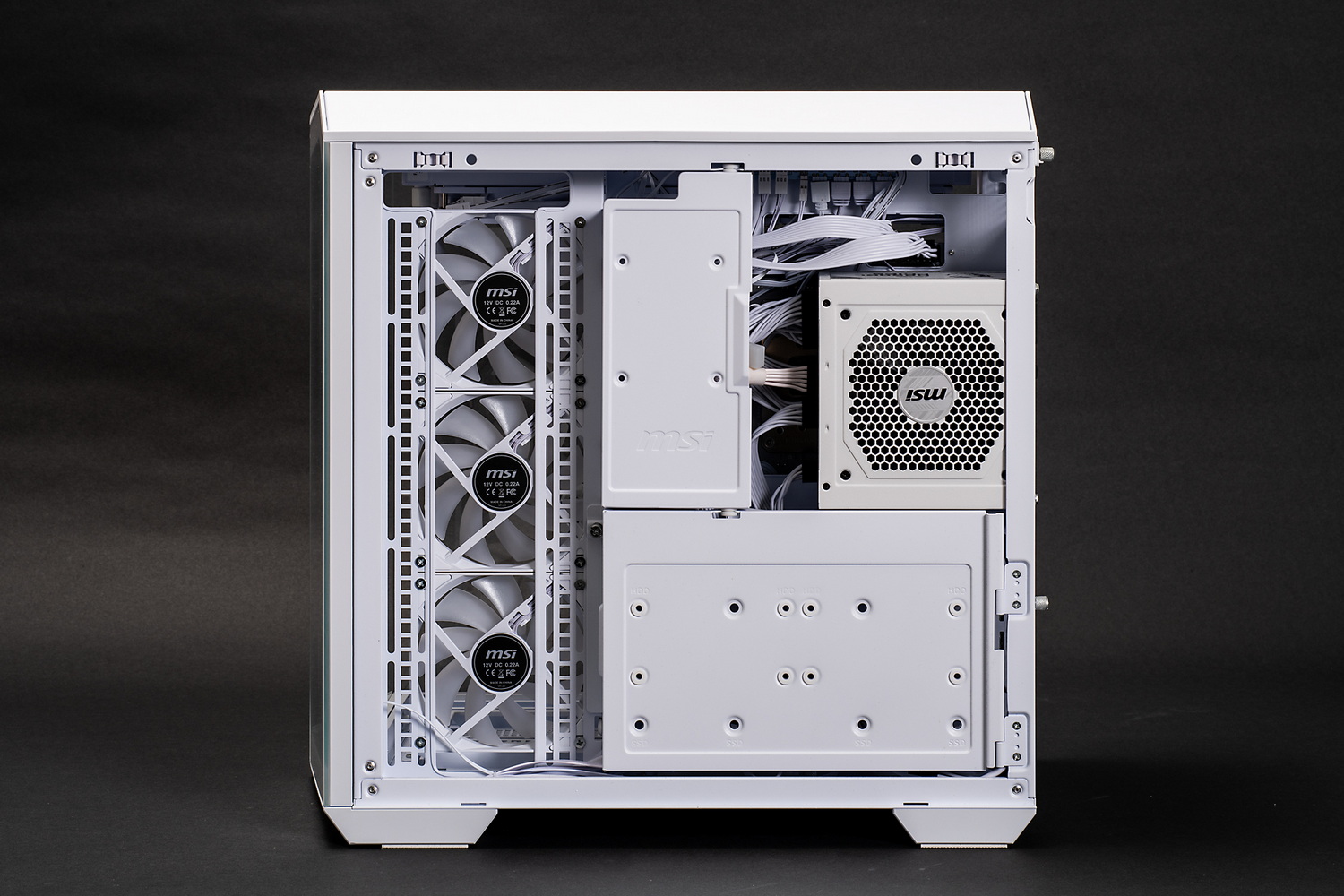 シャドーベイを兼ねたカバーを閉めれば完成。裏面側も美しく仕上げられる