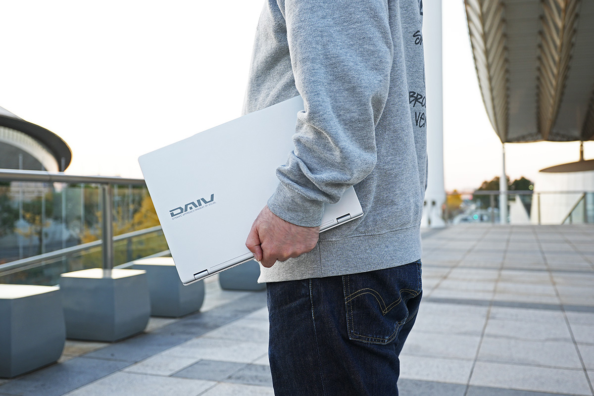 <a href="https://www.mouse-jp.co.jp/store/g/gdaiv-z4a9a01srbgew102dec/?utm_source=akiba_pc&utm_medium=content-text&utm_campaign=2511_akiba_daiv_z4&utm_content=pr" class="n" target="_blank">DAIV Z4-A9A01SR-B</a>は持ち運びやすいサイズと重量感