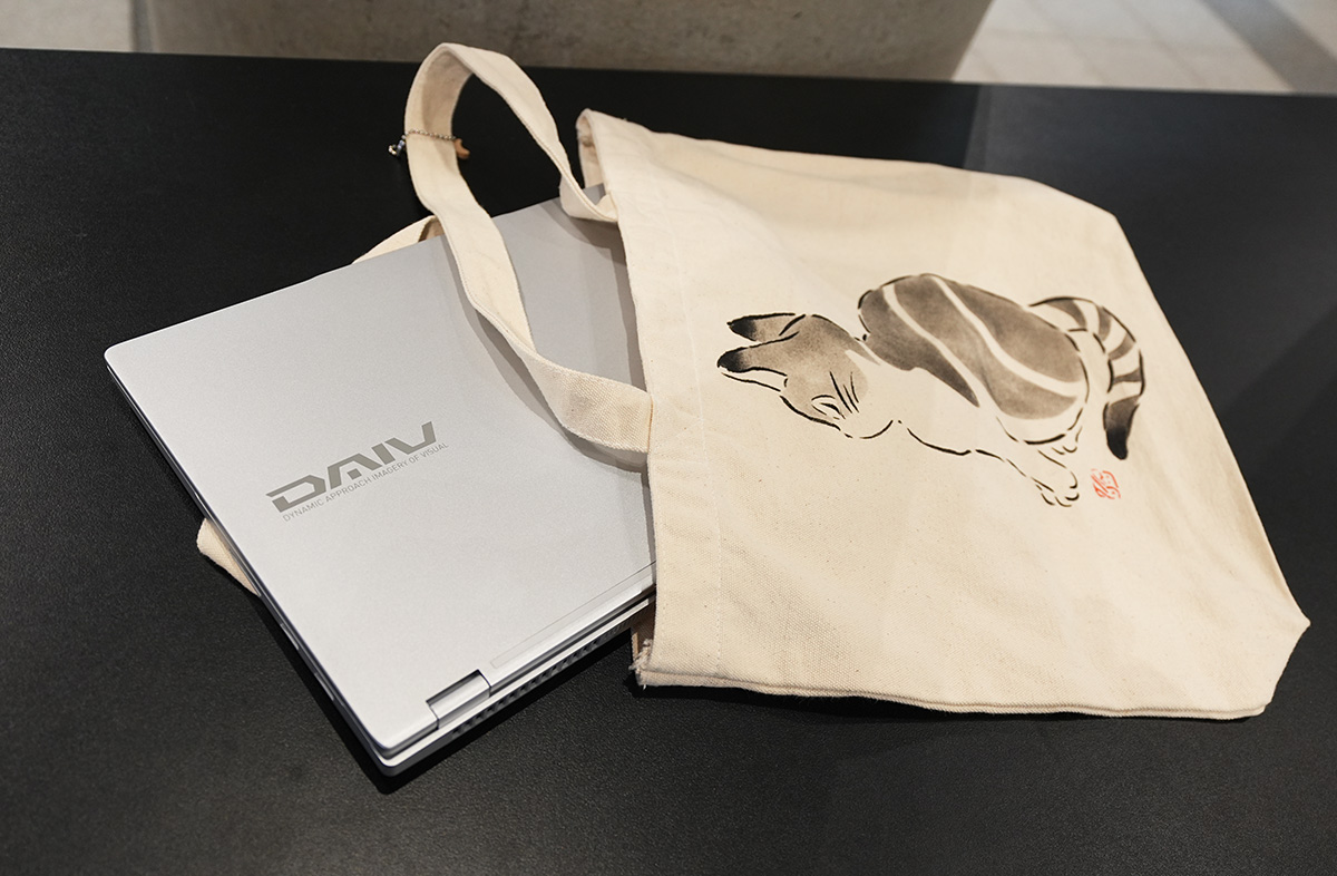 トートバッグなどに入れて持ち運んでも苦にならず、モバイル向き