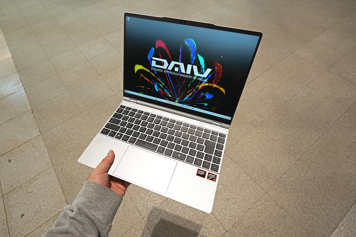 片手でも持ち運びやすい重量感