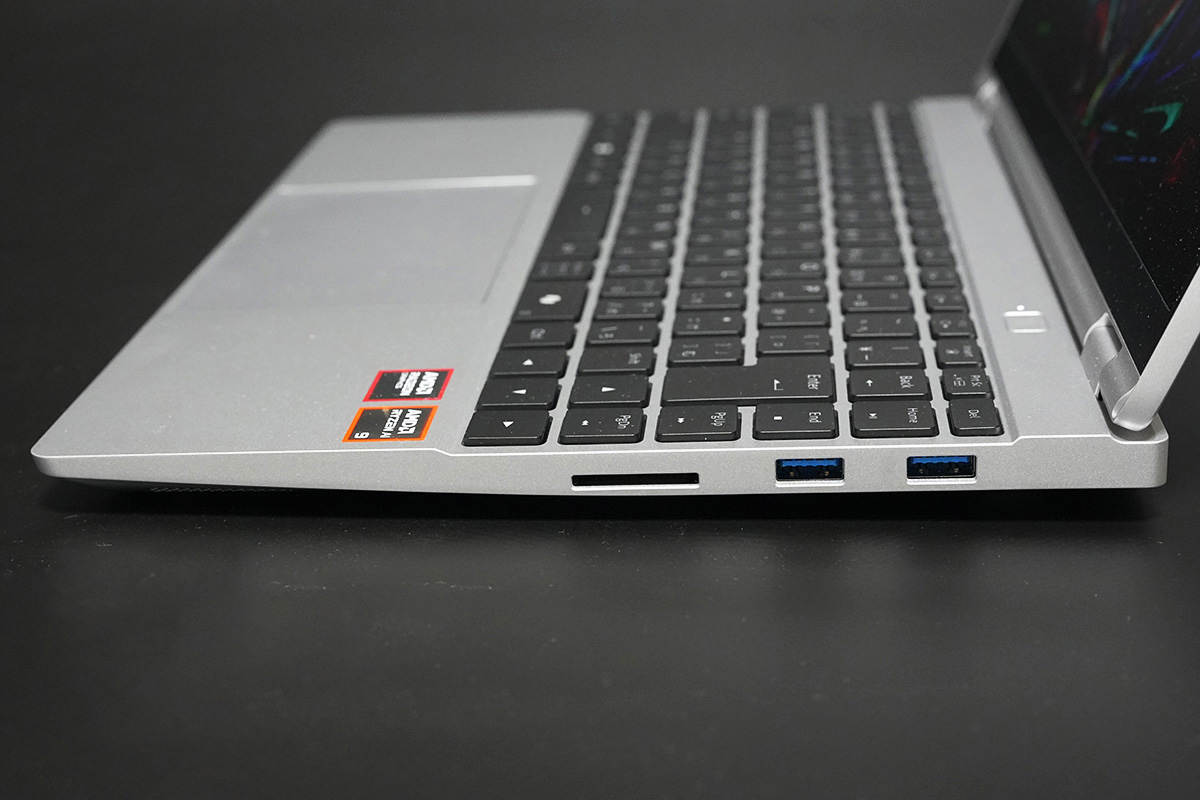 右側面にはUSB3.2 Gen1 Type-A(5Gbps)×2、SDカードリーダー(SD Express(SD7.0)対応)×1を搭載