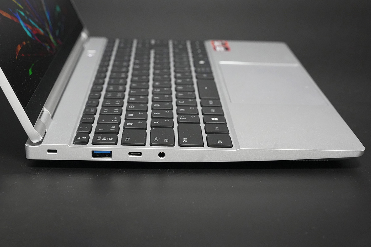 左側面にはUSB3.2 Gen2 Type-C(10Gbps)×1、USB3.2 Gen1 Type-A(5Gbps)×1、オーディオコンボジャック×1を搭載