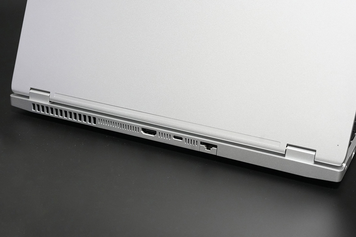 背面側にはUSB4(40Gbp)、HDMI×1、1000BASE-T 有線LAN×1を搭載