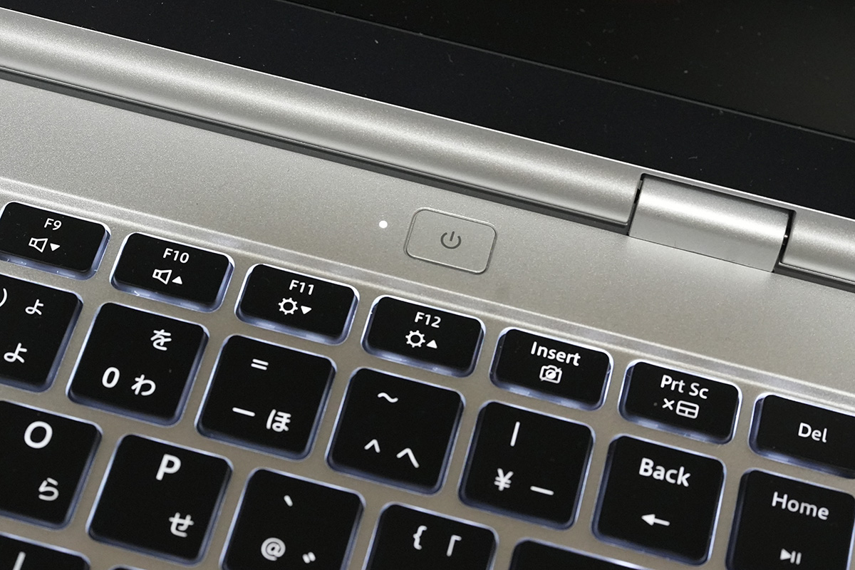 誤って押さないように電源ボタンはキーから離れた位置にあります