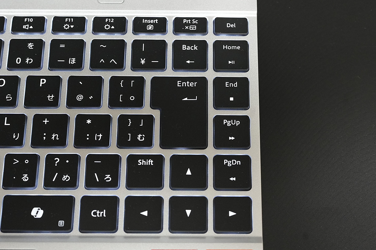 Enterキーの横にキーが並んでいるので、レイアウトは好みが分かれるところ