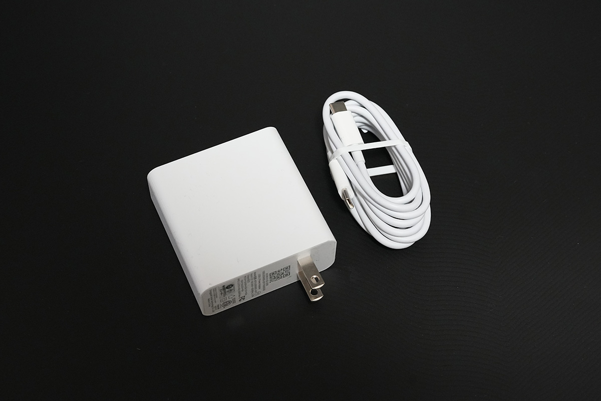 付属のACアダプタは100W出力対応品