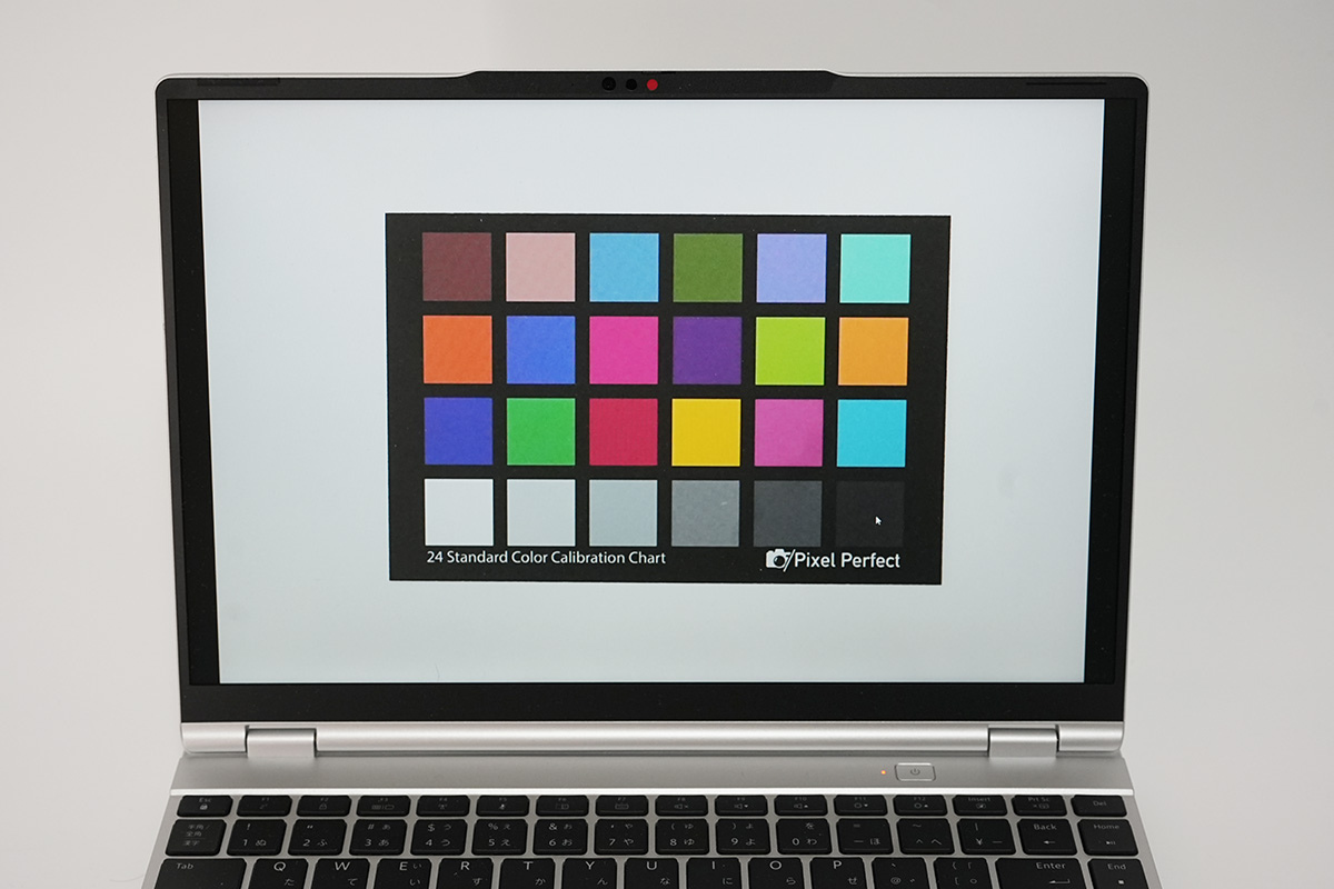 sRGB比 100％の液晶パネルを搭載