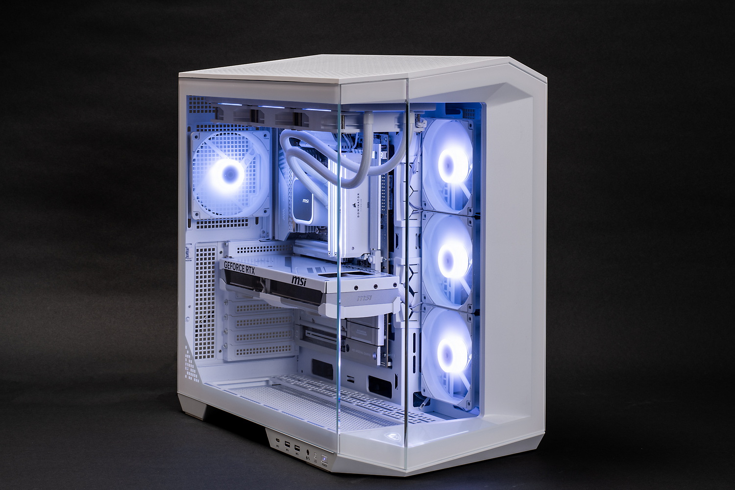 水冷クーラーのパイプ以外、PC内部を横切るラインがほぼない、最新“PZ”マシンはここまで美しい！