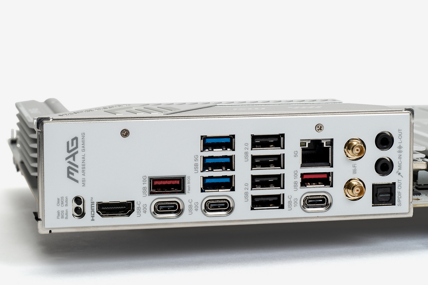 バックパネルはカバー一体型。USBが合計12ポートもあり、複数のデバイスを接続しやすい