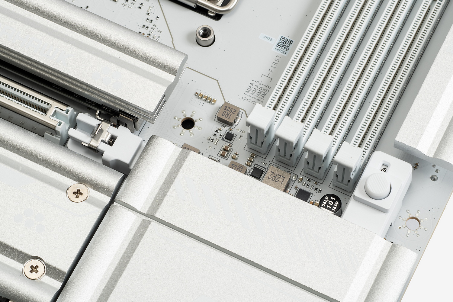 PCI Express 5.0 x16スロットは、ワンタッチでビデオカードのロックを解除できる「EZ PCIe Release」を採用