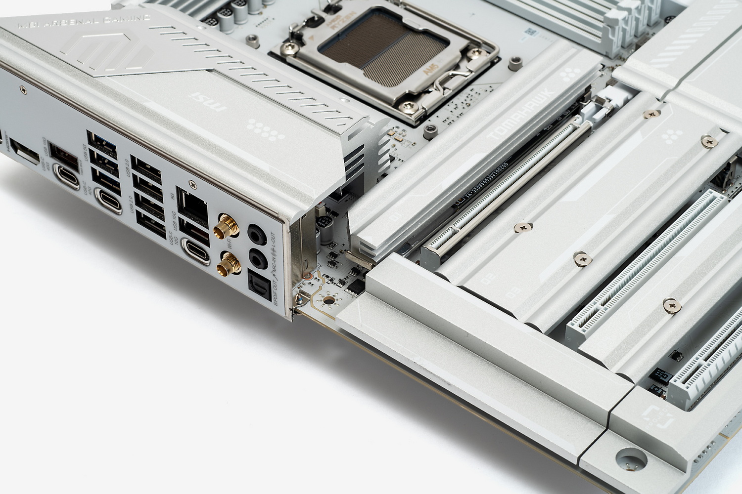 CPUに一番近いM.2スロットのヒートシンクは肉厚でワンタッチで外せるEZ M.2 Shield Frozr IIを採用