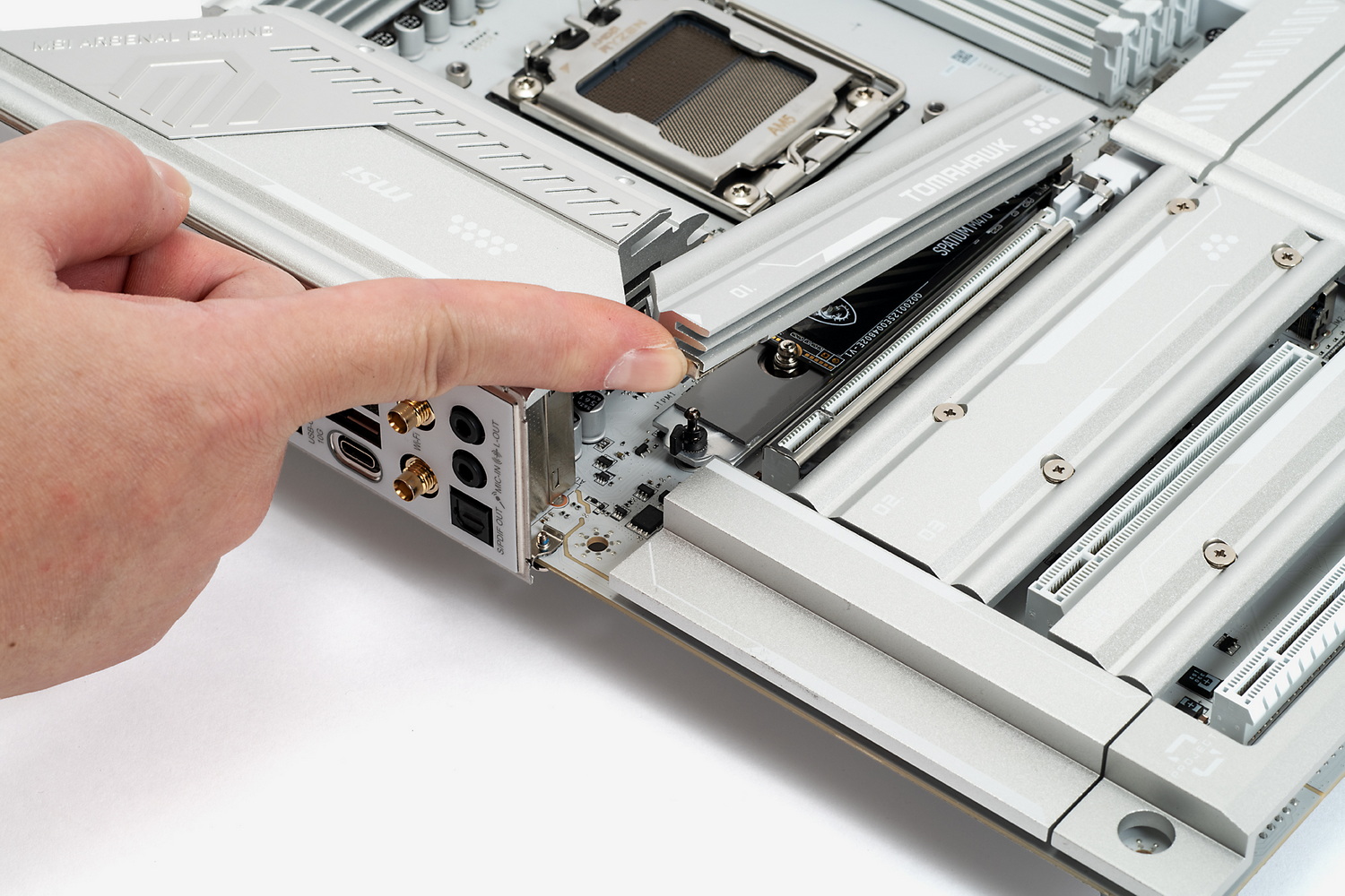 CPUに一番近いM.2スロットのヒートシンクは肉厚でワンタッチで外せるEZ M.2 Shield Frozr IIを採用